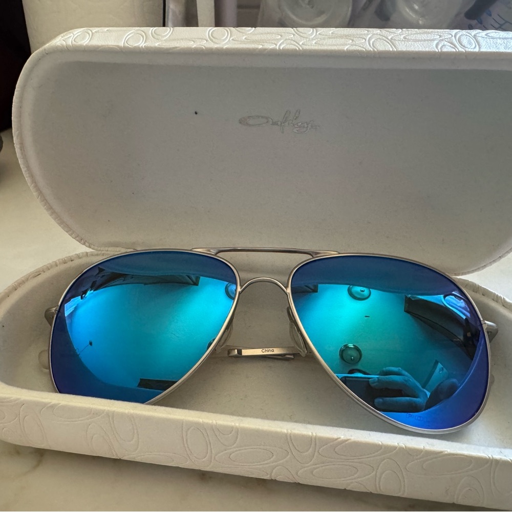 Women’s Oakley Silver Frame Aviator Sunglasses with Blue Lenses